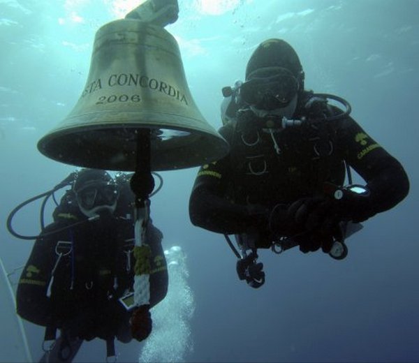 Prvi snimci 'Costa Concordije' pod vodom