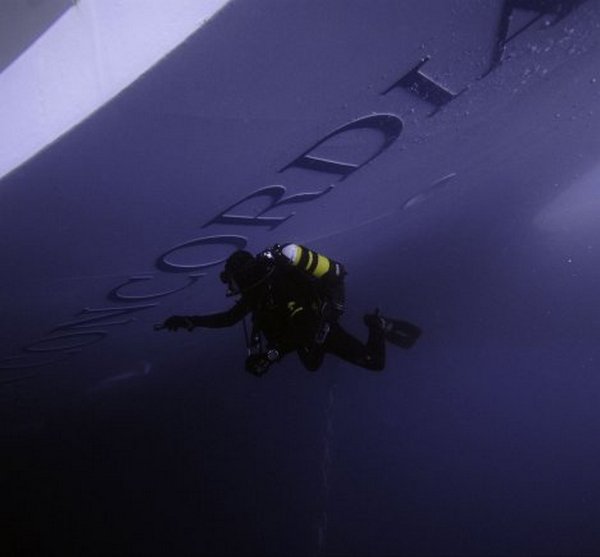 Prvi snimci 'Costa Concordije' pod vodom