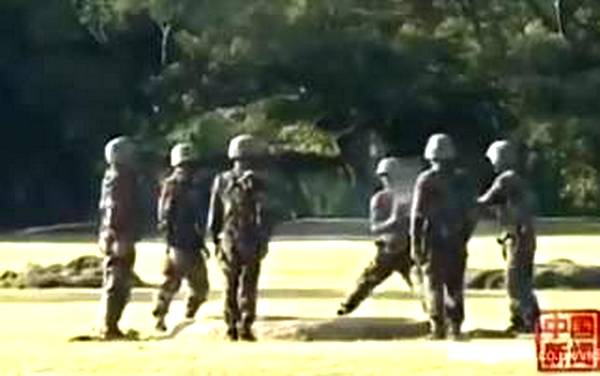 Vojnici vježbaju dobacivanje bombe!