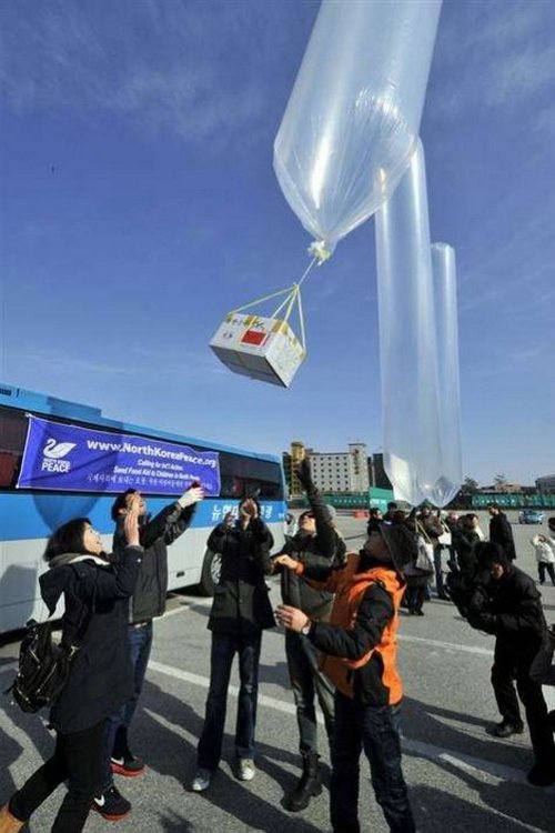 Aktivisti balonima &scaron;alju čarape svojim sjevernim susjedima