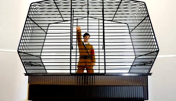 Hitler u kavezu izavao debatu u pokrajinskom Parlamentu