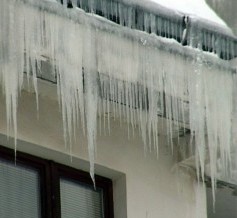 Snijeg i led sa krovova potencijalna opasnost 