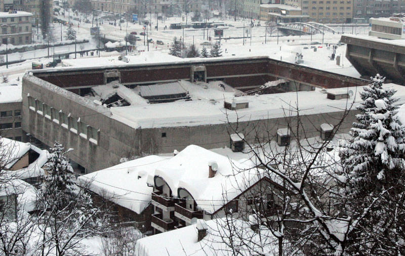 Od težine snijega se srušio krov na Ledenoj dvorani Od težine snijega se srušio krov na Ledenoj dvorani
