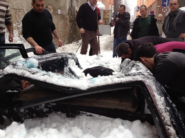 uposlenici lutrije BiH spa&scaron;avaju vozača