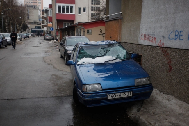 U ulici Milana Tepića snijeg sa krova polupao automobil
