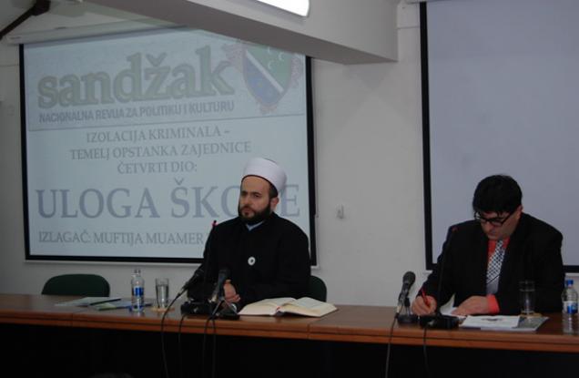 Članovi Zabranjenog pu&scaron;enja na tribini muftije Muamera ef. Zukorlića u Sandžaku