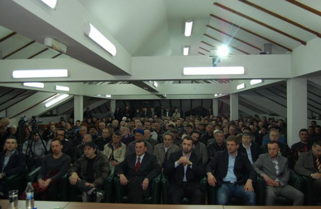 Članovi Zabranjenog pu&scaron;enja na tribini muftije Muamera ef. Zukorlića u Sandžaku