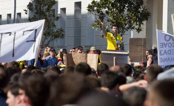 Vi&scaron;e hiljada građana protestovalo protiv lo&scaron;eg privredno-socijalnog stanja u Crnoj Gori