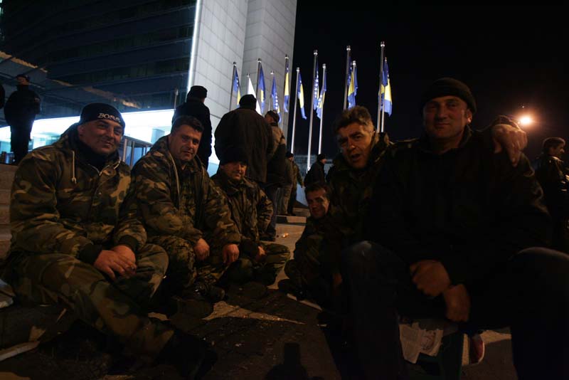 Biv&scaron;i pripadnici Oružanih snaga BiH proveli noć ispred zgrade institucija BiH