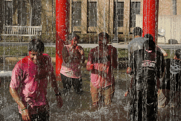 Fontana za alkohol u službi privlačenja turista Fontana za alkohol u službi privlačenja turista