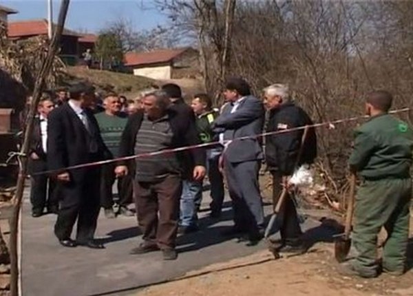 Političar iz Niša svečano otvorio 'brvno' dugo 7 metara Političar iz Niša svečano otvorio 'brvno' dugo 7 metara
