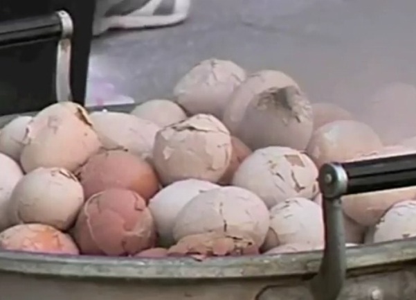 jaja kuhana u urinu dječaka