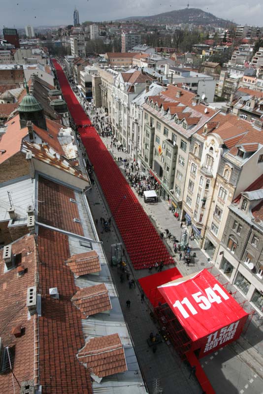 Počast za 11.541 ubijenog građanina Sarajeva odata je manifestacijom Sarajevska crvena linija/ Foto: DEPO PORTAL