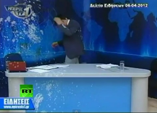 grčkog voditelja gađali jajima i jogurtom