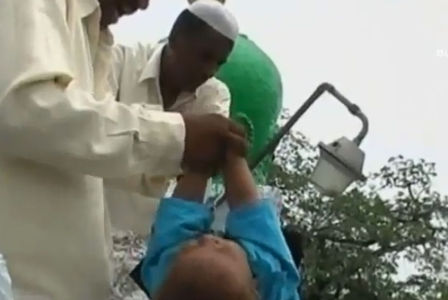 bacanje beba u Indiji