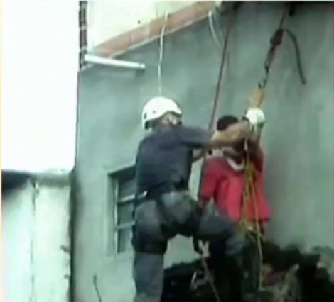 automobil se zabio u drugi sprat zgrade