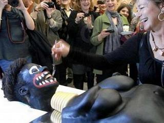 &scaron;vedska ministrica reže tortu crnkinju