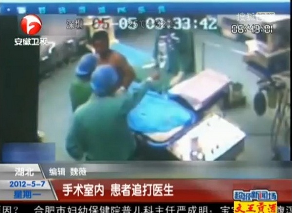 Čovek u toku operacije ustao sa operacionog stola i pretukao hirurga