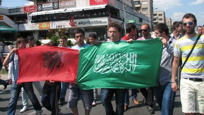 Protest Albanaca, kamenicama razbijeni prozori na zgradi Vlade