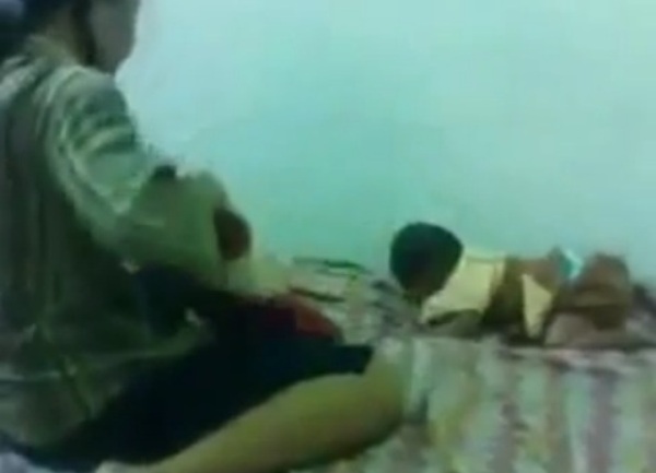 majka sadistica zlostavlja bebu