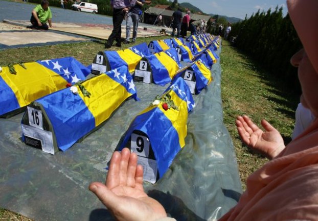 kolektivna dženaza za mezarju u Bratuncu/ Foto: Anadolija