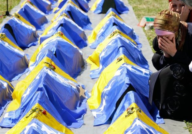 kolektivna dženaza za mezarju u Bratuncu/ Foto: Anadolija