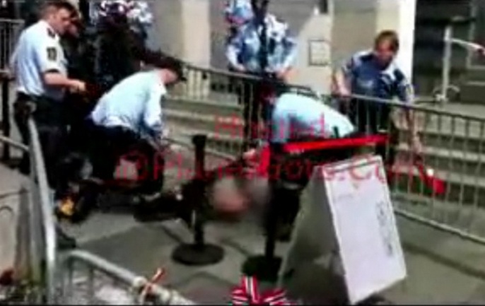 Poku&scaron;ao se zapaliti pred sudnicom