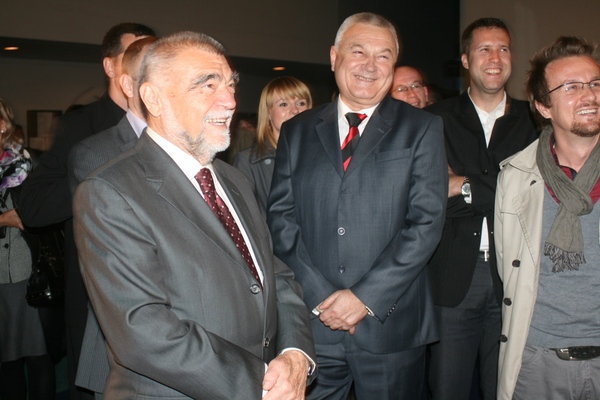 Stjepan Mesić posjetio Bosansko narodno pozori&scaron;te