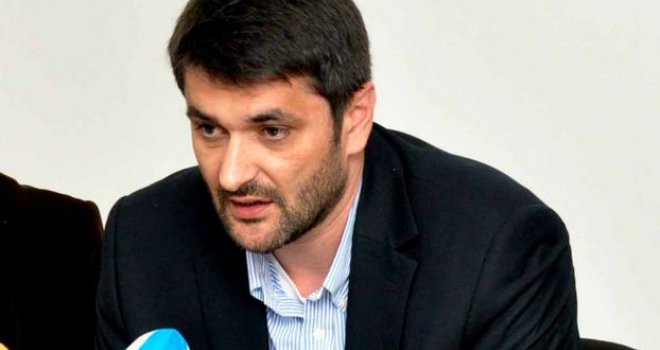 Otvoreno pismo Emiru Suljagiću: Izvinite se povratnicima zbog kreature i strašila na koje je 'Domovina' spala