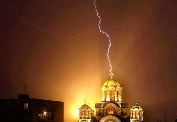 Mi gradimo sram, sram gradi nas