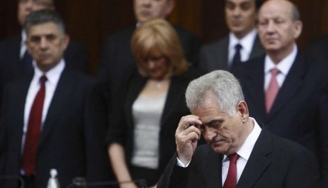 Toma Nikolić i većina poslanika i ministara nisu pjevali himnu Srbije Toma Nikolić i većina poslanika i ministara nisu pjevali himnu Srbije