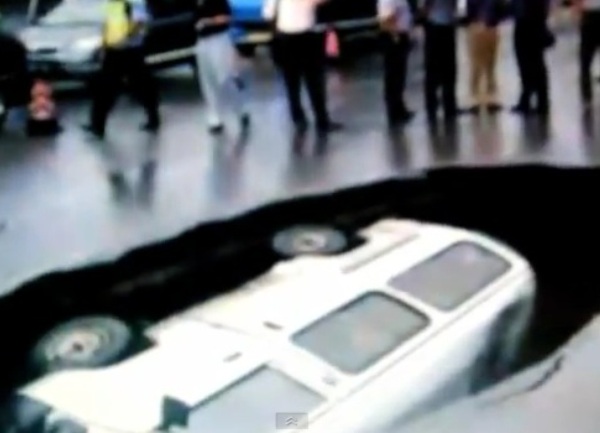 kamion propao kroz asfalt