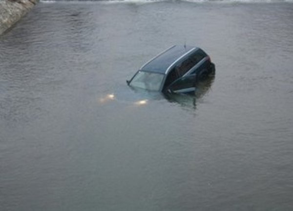 automobil u rijeci ilustracija automobil u rijeci ilustracija