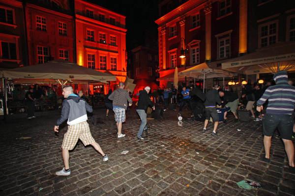 Policija sinoć uhapsila 14 navijača Policija sinoć uhapsila 14 navijača