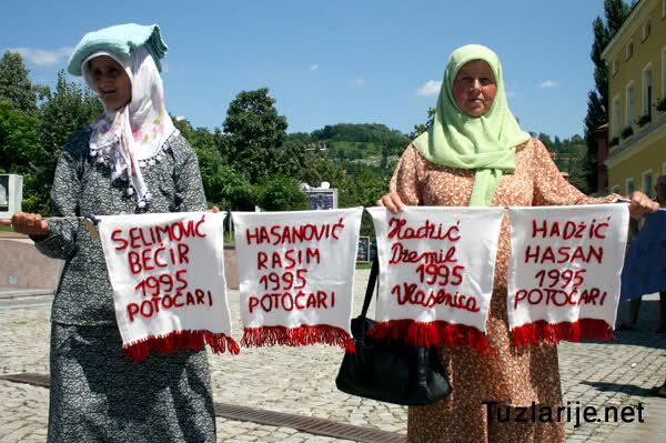 Protestna šetnja Udruženja 'Žene Srebrenice' Protestna šetnja Udruženja 'Žene Srebrenice'