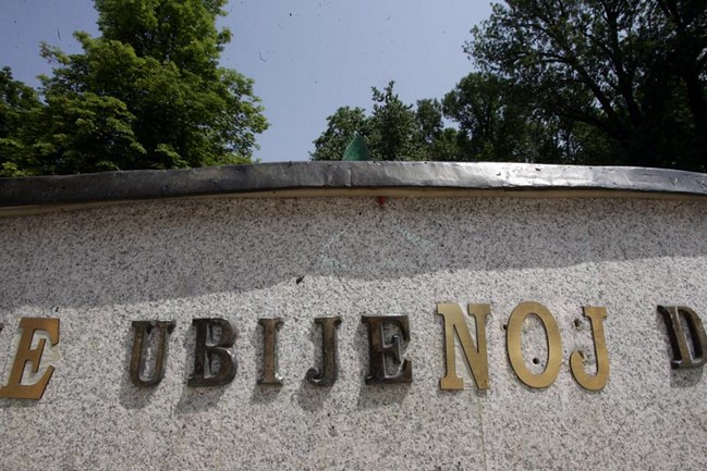 Spomenik ubijenoj djeci Sarajeva - slova/ Foto: DEPO PORTAL