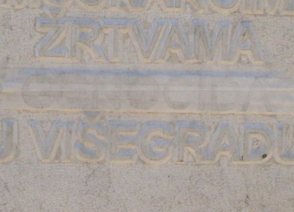 Bijela traka na spomeniku u Višegradu/ Foto: Anadolija Bijela traka na spomeniku u Višegradu/ Foto: Anadolija