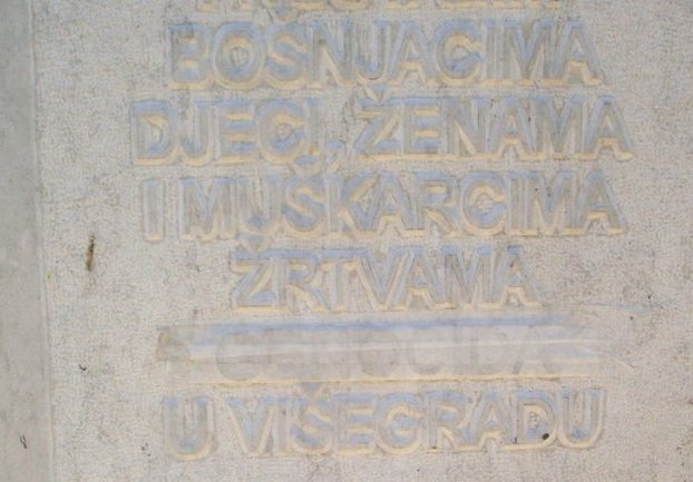 Bijela traka na spomeniku u Vi&scaron;egradu/ Foto: Anadolija