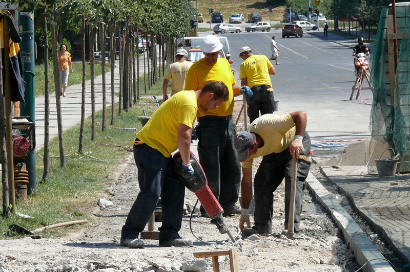 Radovi na mostu u ulici Hamdije Čemerlića Radovi na mostu u ulici Hamdije Čemerlića