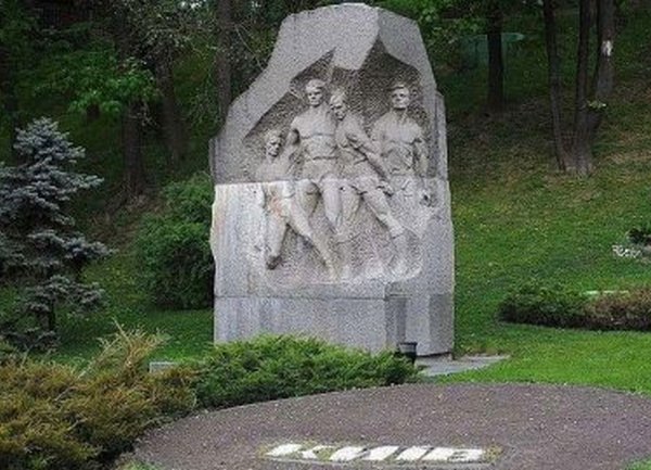 spomenik fudbalerima spomenik fudbalerima