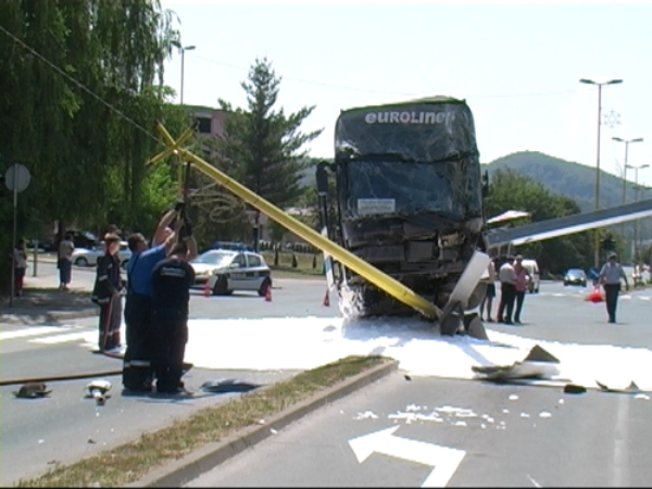 Centrotransov autobus se zabio u semafor u Tuzli/ Foto: RTV Slon