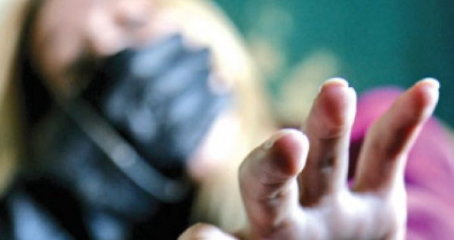 Horor u susjedstvu: Bračni par zatočio djevojku (26), prisiljavali je na rad, muškarci im plaćali da je siluju. Slučaj je stravičan!