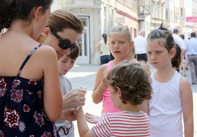 građani u hladu traže spas od vrućina/ Foto: Anadolija