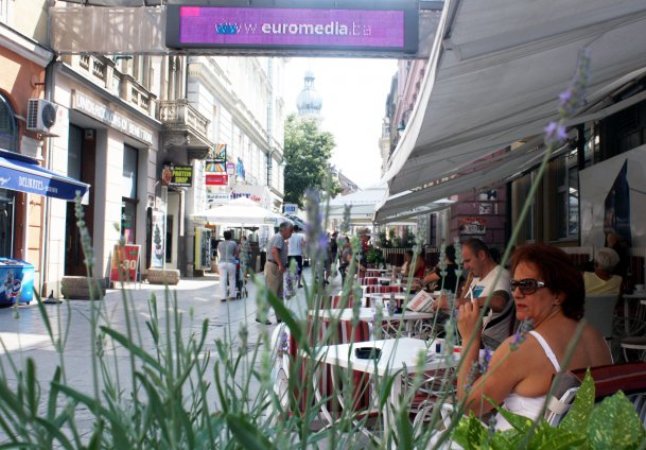 građani u hladu traže spas od vrućina/ Foto: Anadolija
