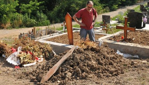 iskopali babu sa groblja