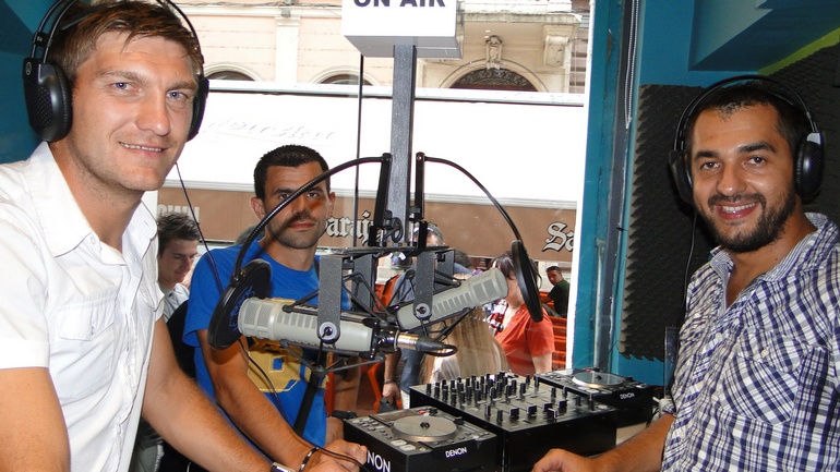 Druženje igrača i stručnog &scaron;taba FK Sarajevo u Radio Cafeu RSG-a