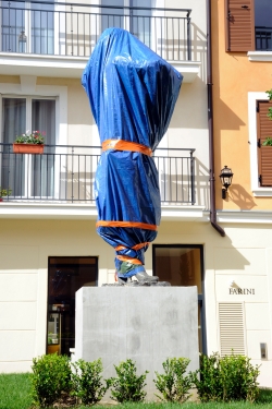 statua Carla Bruni statua Carla Bruni