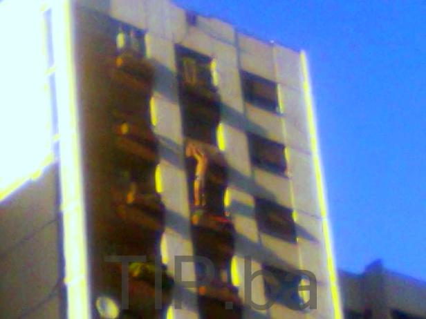 mu&scaron;karac visi s balkona u tuzlanskom naselju Senjak