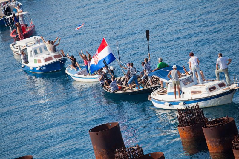 Lađama i brodicama  napravili 'živi' Pelje&scaron;ki most