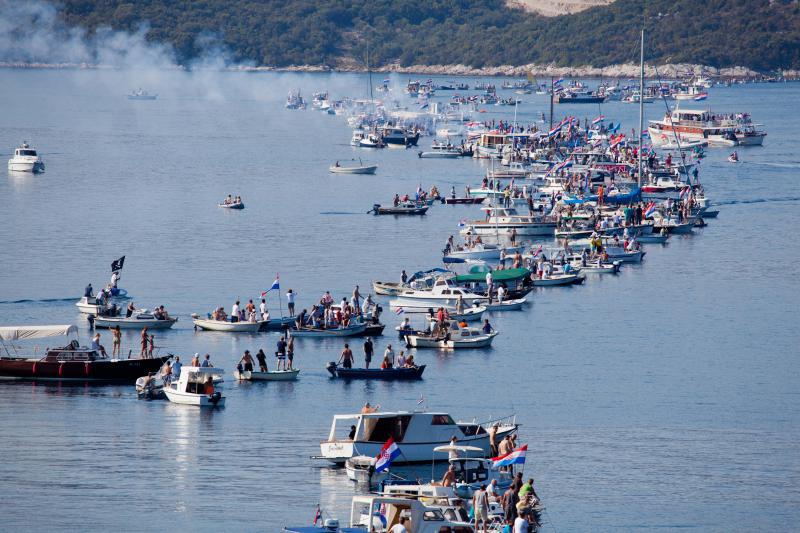 Lađama i brodicama  napravili 'živi' Pelje&scaron;ki most